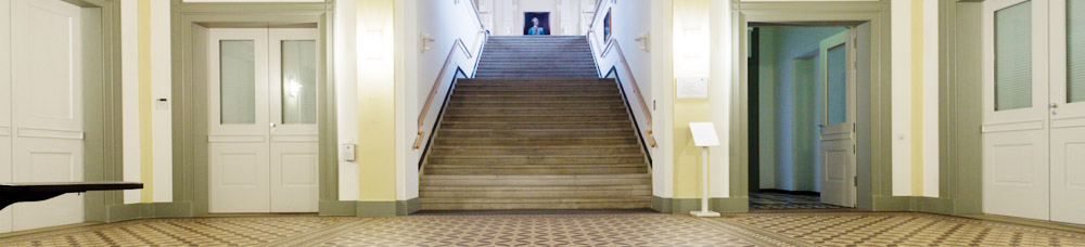 Treppenaufgang des historischen Gebäudes